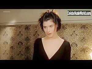 Valentina Cervi in Rien sur Robert (1999) 1