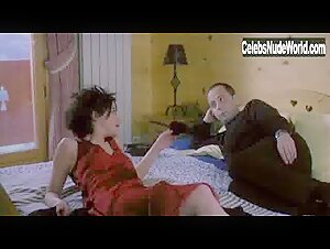 Valentina Cervi in Rien sur Robert (1999) 5