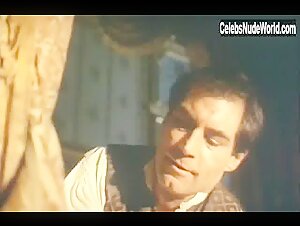 Valeria Golino Nipple , Costume in La putain du roi (1990) 8