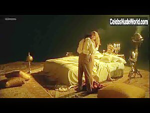 Valeria Marini in Bunuel y la mesa del rey Salomon (2001) 17