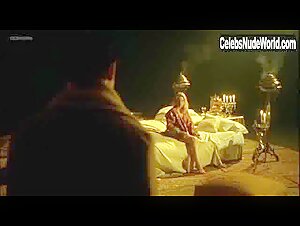 Valeria Marini in Bunuel y la mesa del rey Salomon (2001) 3