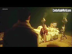 Valeria Marini in Bunuel y la mesa del rey Salomon (2001) 4