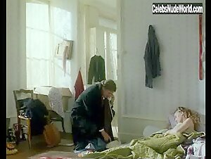 Vanessa Paradis Flasing , boobs in Noce blanche (1989) 12