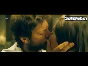 Veronica Sanchez Brunette , Kissing in El embarcadero (series) (2019) 16