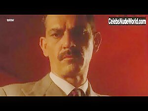 Victoria Abril in Si te dicen que cai (1989) 14