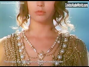 Vittoria Belvedere Costume , Brunette in Zoloto (1992) 15