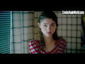 Natalia Dyer Underwear scene in Stranger Things 2