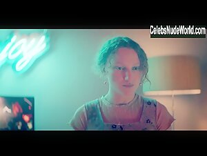Simona Brown, Tallulah Haddon in Kiss Me First (2018) s01e01 13