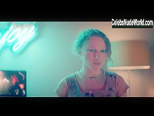 Simona Brown, Tallulah Haddon in Kiss Me First (2018) s01e01 14