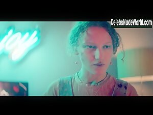 Simona Brown, Tallulah Haddon in Kiss Me First (2018) s01e01 19