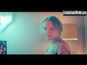 Simona Brown, Tallulah Haddon in Kiss Me First (2018) s01e01 7