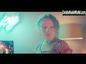 Simona Brown, Tallulah Haddon in Kiss Me First (2018) s01e01 8