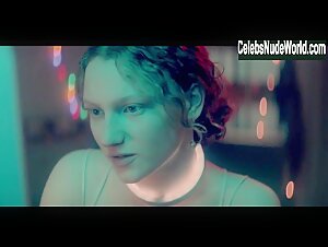 Tallulah Haddon in Kiss Me First (2018) s01e01 6