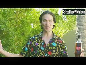 Dana Wolf in Die Influencers Die (2020) 16