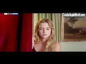 Julia Palha bed , hot scene in Ordem Moral