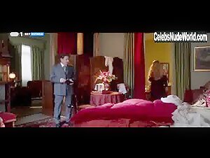 Julia Palha bed , hot scene in Ordem Moral 17