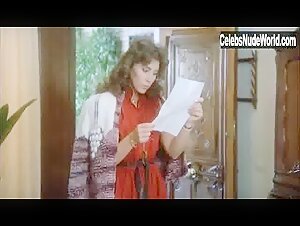 nude scenes from La mujer del juez (1984) 14