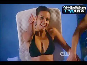 Jessica Lucas sexy in Melrose Place 15