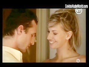 Diosa Bouncing boobs , nude in Trio Dangereux (2001) 1