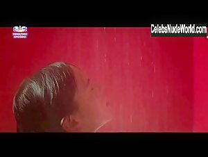 Filipa Areosa Explicit , Shower scene in O Clube 18