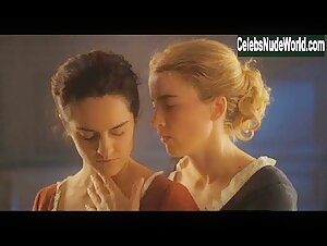 Adele Haenel, Noemie Merlant Lesbian , Kissing in Portrait of a Lady on Fire (2019) 1