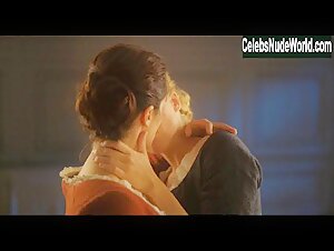 Adele Haenel, Noemie Merlant Lesbian , Kissing in Portrait of a Lady on Fire (2019) 12