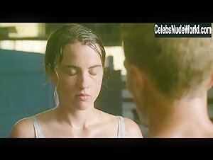 Adele Haenel Cleavage , Fit in Love at First Fight (2014) 7