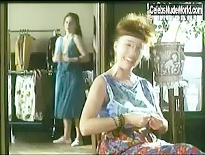 Aitana Sánchez-Gijón Nude, breasts scene in Bajarse al moro (1989) 9