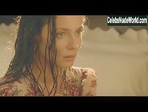 Aitana Sanchez-Gijon Brunette , Latina In A Walk in the Clouds (1995) 9