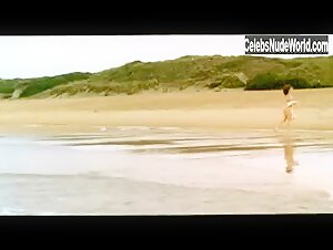 Allison Smith bush, butt scene in Los anos barbaros (1998) 14