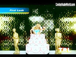 Fergie Sexy scene in Fergalicious (2006) 6