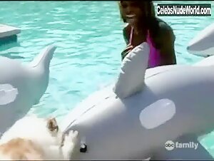 Serena Williams Sexy, bikini scene in Venus & Serena: For Real (2005) 9