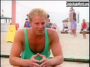 Tori Spelling bikini, Sexy scene in Beverly Hills, 90210 (1990-2000) 4