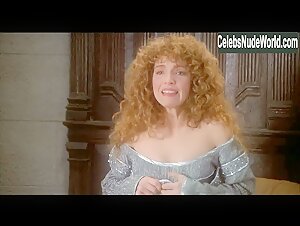 Amy Yasbeck Gorgeous,underwear scene in Robin Hood: Men in Tights (1993) 6