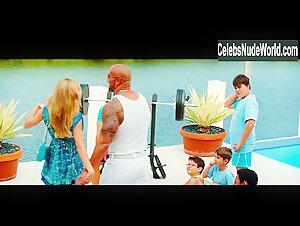 Bar Paly Upskirt , Outdoor scene in Pain & Gain (2013) 5