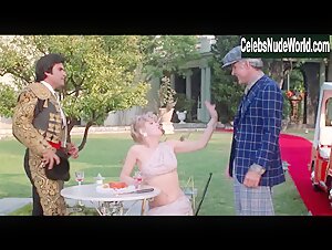 Bernadette Peters Blonde , Outdoor in The Jerk (1979) 1
