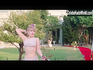 Bernadette Peters Blonde , Outdoor in The Jerk (1979) 17