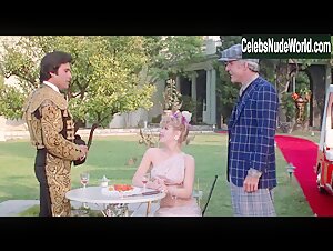 Bernadette Peters Blonde , Outdoor in The Jerk (1979) 3