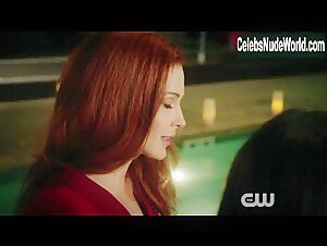 Bridget Regan, Yara Martinez lesbian, Sexy scene in Jane the Virgin (2015-2019) 2