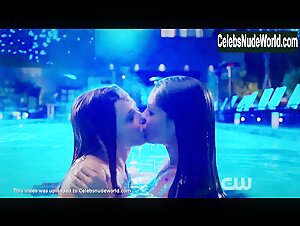 Bridget Regan, Yara Martinez lesbian, Sexy scene in Jane the Virgin (2015-2019) 20
