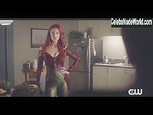 Bridget Regan, Victoria Cartagena Sexy, lesbian scene in Batwoman (2019-2022) 1