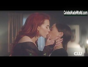 Bridget Regan, Victoria Cartagena Sexy, lesbian scene in Batwoman (2019-2022)