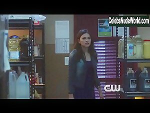 Chelsea Gilligan Kissing , Cleavage scene in Star-Crossed (2014) 7