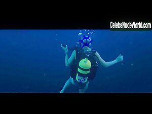 Claire Holt Blonde , Diving scene in 47 Meters Down (2016) 3
