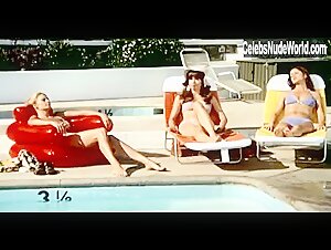Elaine Giftos bikini, Sexy scene in The Student Nurses (1970) 2