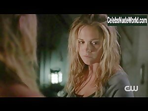 Eliza Taylor, Jessica Harmon lesbian, Sexy scene in The 100 (2014-2020) 13