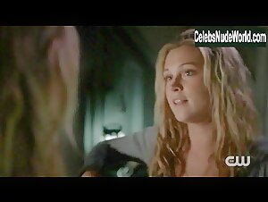 Eliza Taylor, Jessica Harmon lesbian, Sexy scene in The 100 (2014-2020) 19