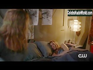 Eliza Taylor, Jessica Harmon lesbian, Sexy scene in The 100 (2014-2020) 2