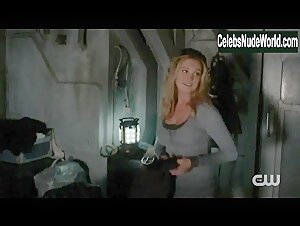 Eliza Taylor, Jessica Harmon lesbian, Sexy scene in The 100 (2014-2020) 4