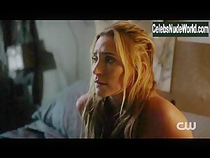 Eliza Taylor, Jessica Harmon lesbian, Sexy scene in The 100 (2014-2020) 9